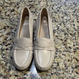 SAS Women's Cream Leather Loafers new without tags & box